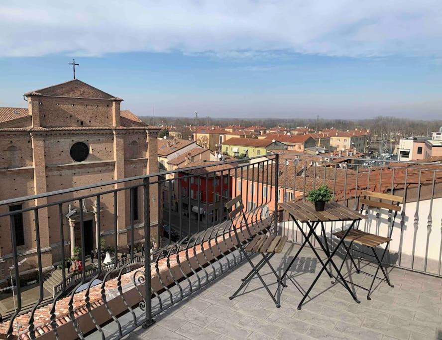 Mansarda Con Vista In Centro A Piacenza Apartamento Exterior foto